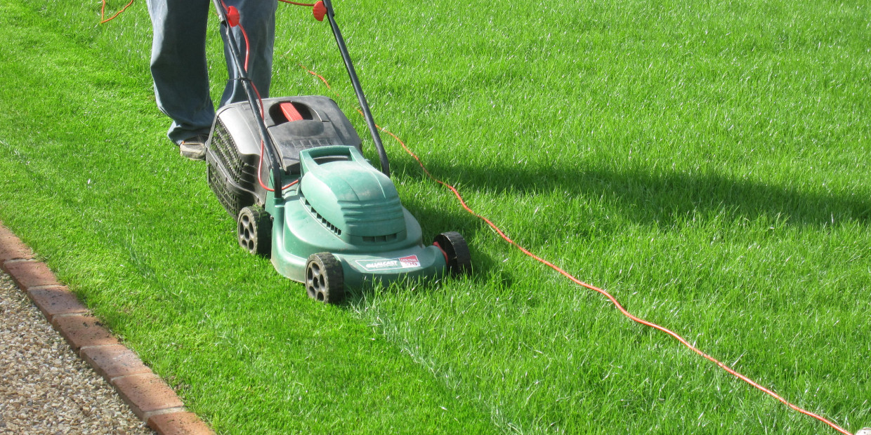 Использование газонокосилки