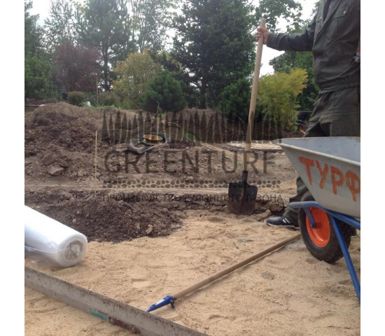 Устройство рулонного газона в коттеджном поселке - фото - 6